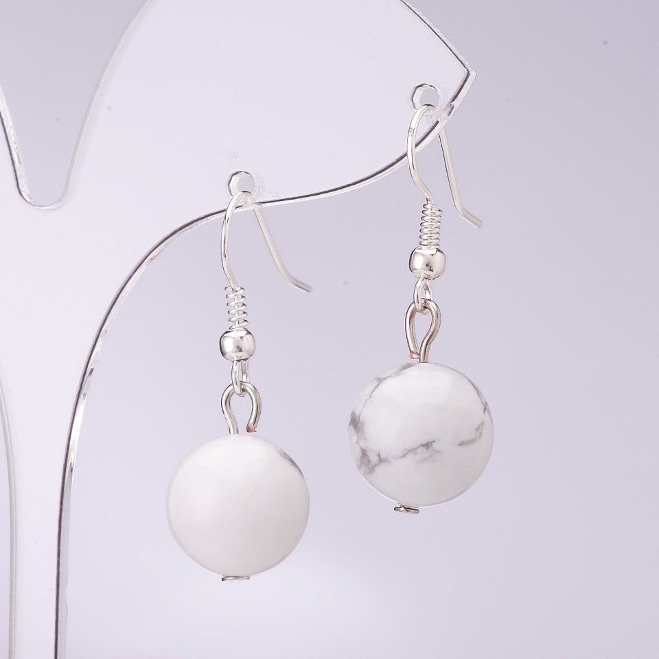 Kolczyki z kaolinitu, średnica około 10 mm, długość około 30 cm