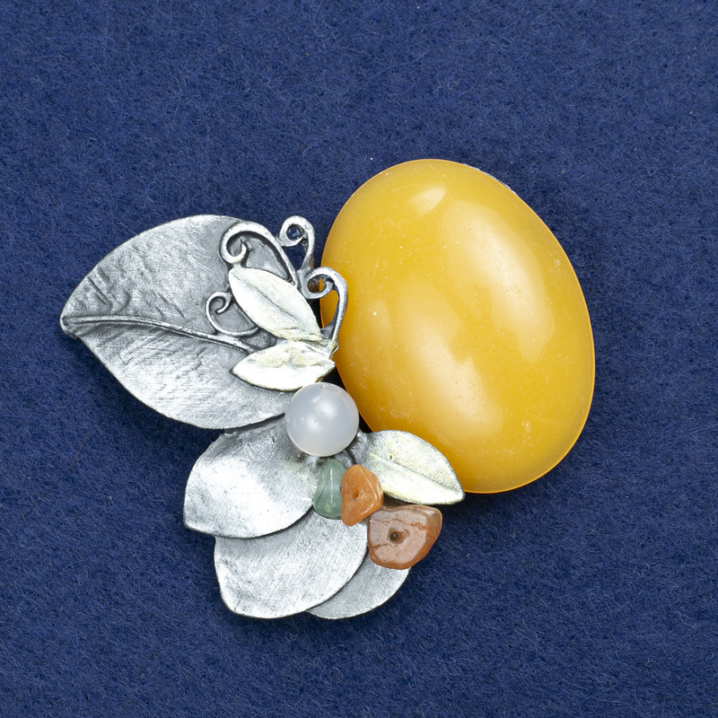 Broszka Gałązka z bursztynem (im.) i kamieniami z asortymentu, metal srebrzysty 60x50 mm +