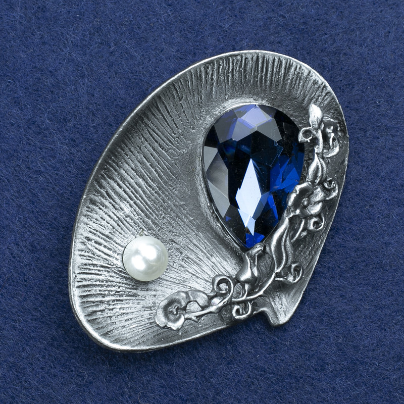 Broszka „Muszla” z kryształem i koralikiem, srebrzysty metal, 60×45 mm +