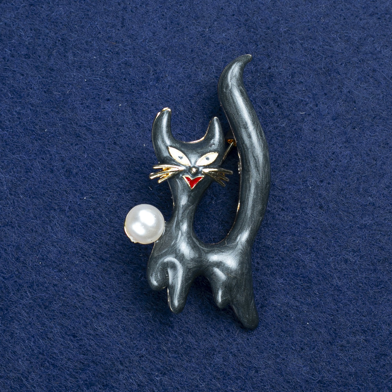 Broszka «Kotka» złocistego koloru z emalią i koralikiem 50×26 mm +