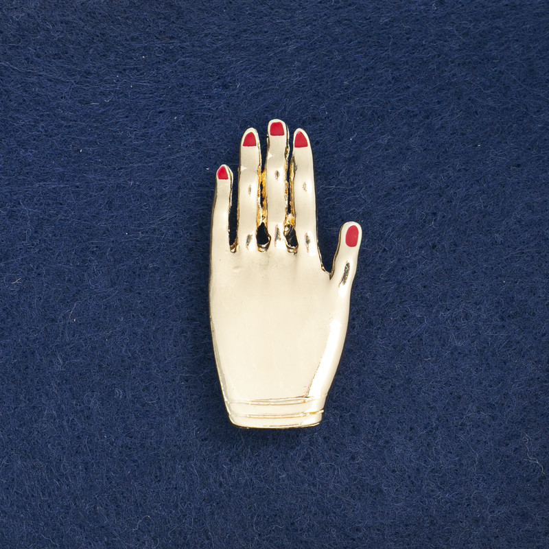 Wyprzedaż broszki «Dłoń» z metalem złocistym i emalią 44×21 mm +