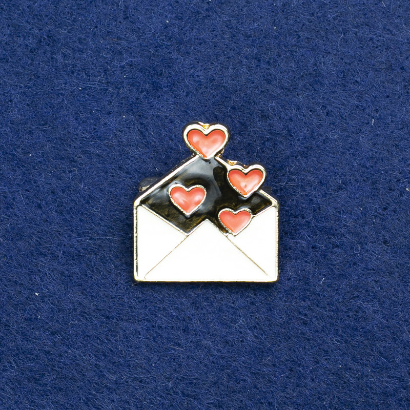 Broszka Koperta – złocisty metal i emalia 20×24 mm +