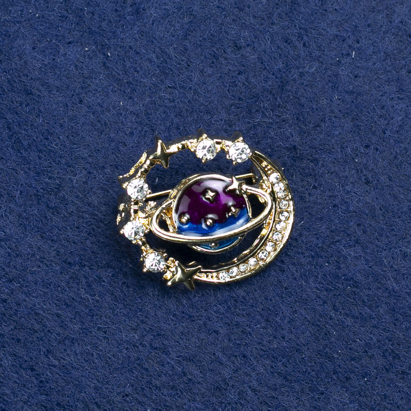 Broszka Planeta metal złocisty, emalia i kryształy 22×24 mm +