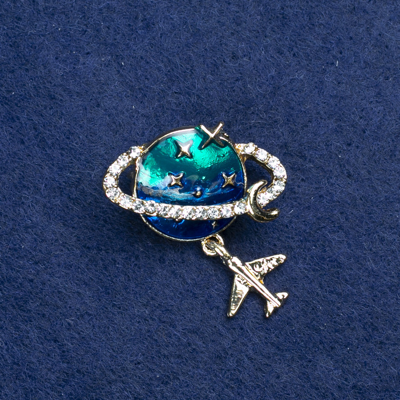 Broszka Planeta z metalu złocistego, emalii i kryształów 27×30 mm +