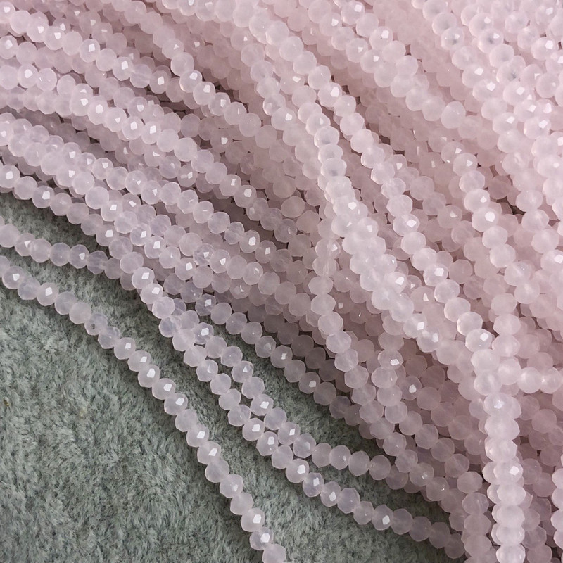 Koraliki czeskiego kryształu na nitce, delikatnie różowe, matowe, fasetowany rondel, średnica 3,5×3 mm, długość 36 cm