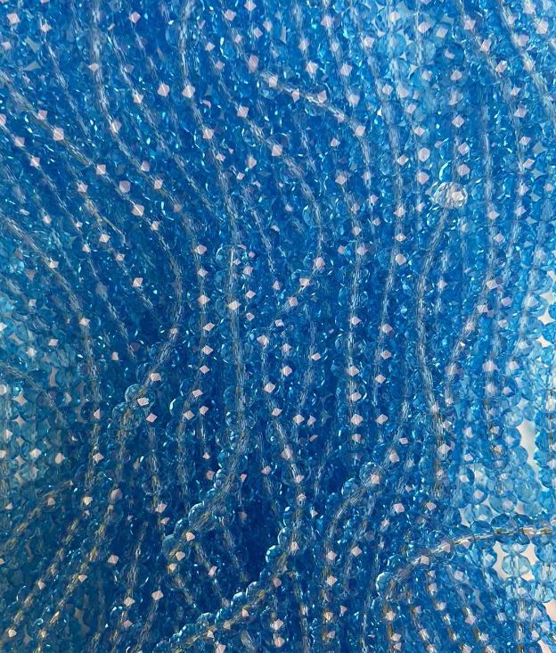 Koraliki kryształu czeskiego na żyłce w intensywnie błękitnym odcieniu, przezroczyste, fasetowany rondel, średnica 6×4,5 mm, długość 38 cm