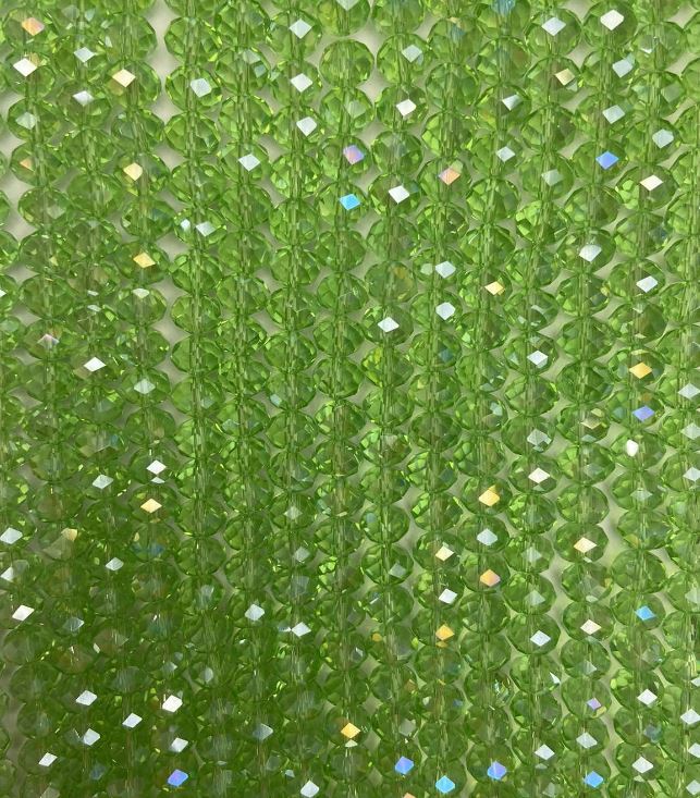 Koraliki czeskiego kryształu na żyłce, jasnozielone, przeźroczyste z benzynowym połyskiem, fasetowany rondel, średnica 8×6,5 mm ±, długość 40-4