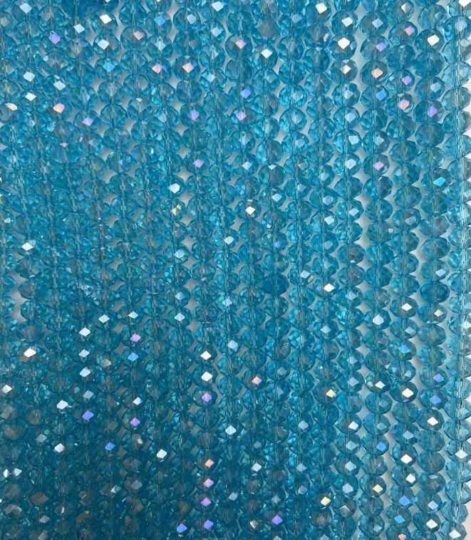 Koraliki czeskiego kryształu na nici, błękitne, przezroczyste z benzynowym napylaniem, fasetowany rondel, średnica 8×6 mm, długość 40 cm