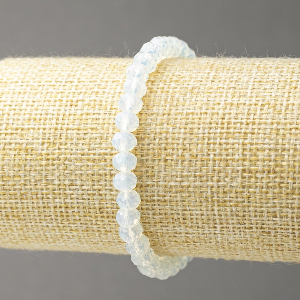 Bransoletka elastyczna z opalitu sztucznego i czeskiego szkła – mleczno-przezroczyste fasetowane rondelki, średnica 6×4,5 mm +