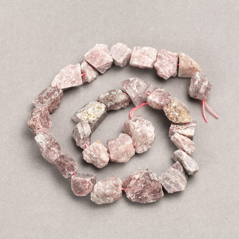 Koraliki na nitce z nieobrobionego kwarcu truskawkowego fasetowane, średnica 14x12 mm, długość 41 cm