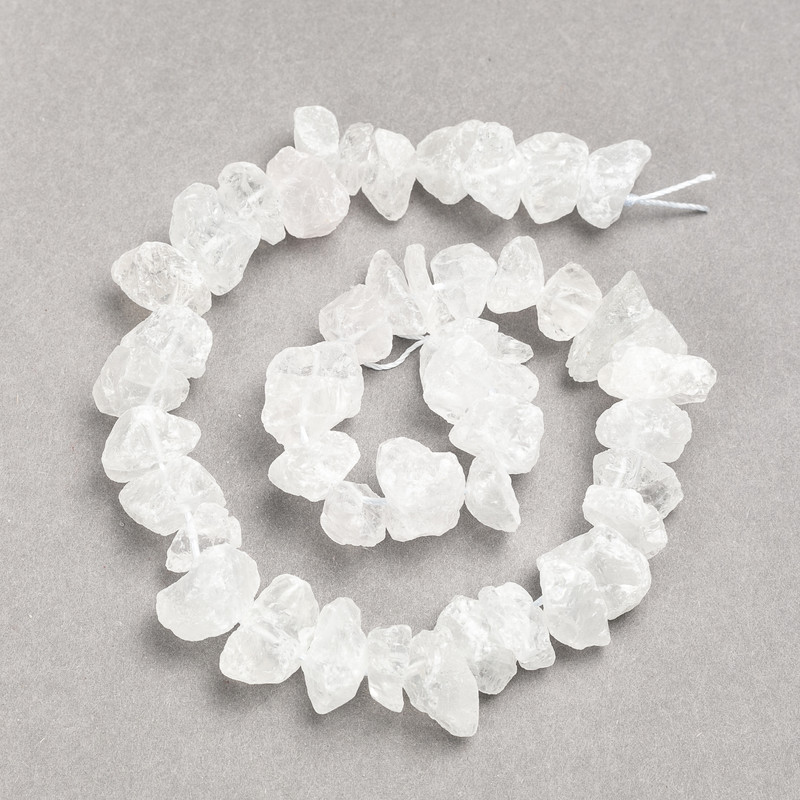 Koraliki na nitce z nieobrobionego kryształu górskiego fasetowanego, średnica 13×8 mm (±), długość 41 cm