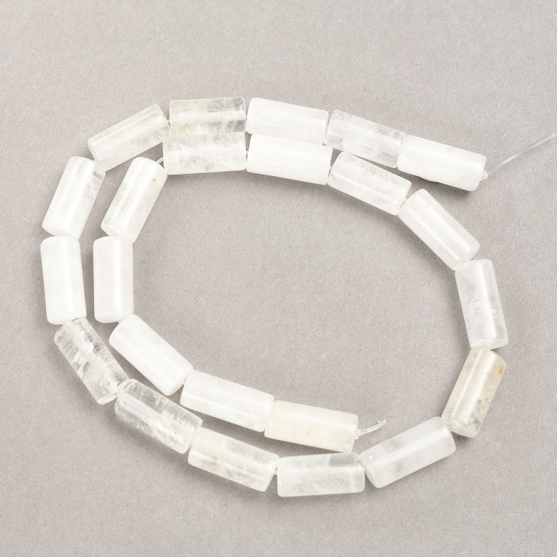 Koraliki na nitce z naturalnego kamienia – kryształ górski cylindryczny, średnica 8×17 mm, długość 39 cm.