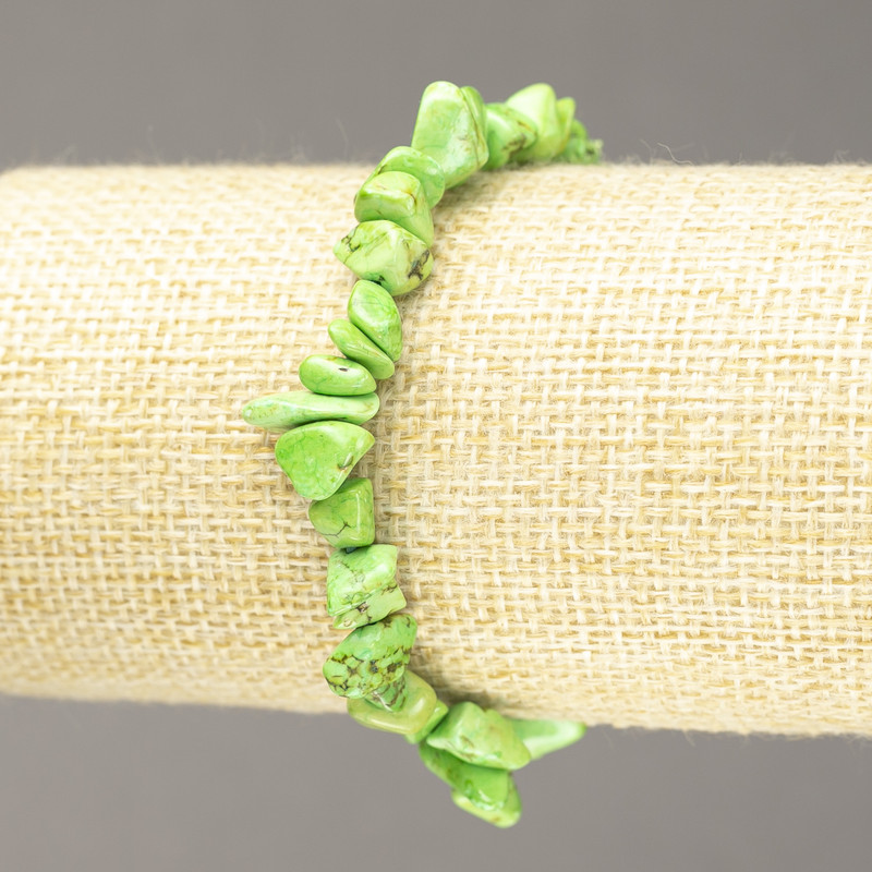 Bransoletka na gumce elastycznej z tonowanego howlitu w drobinkach, średnica 6 mm+