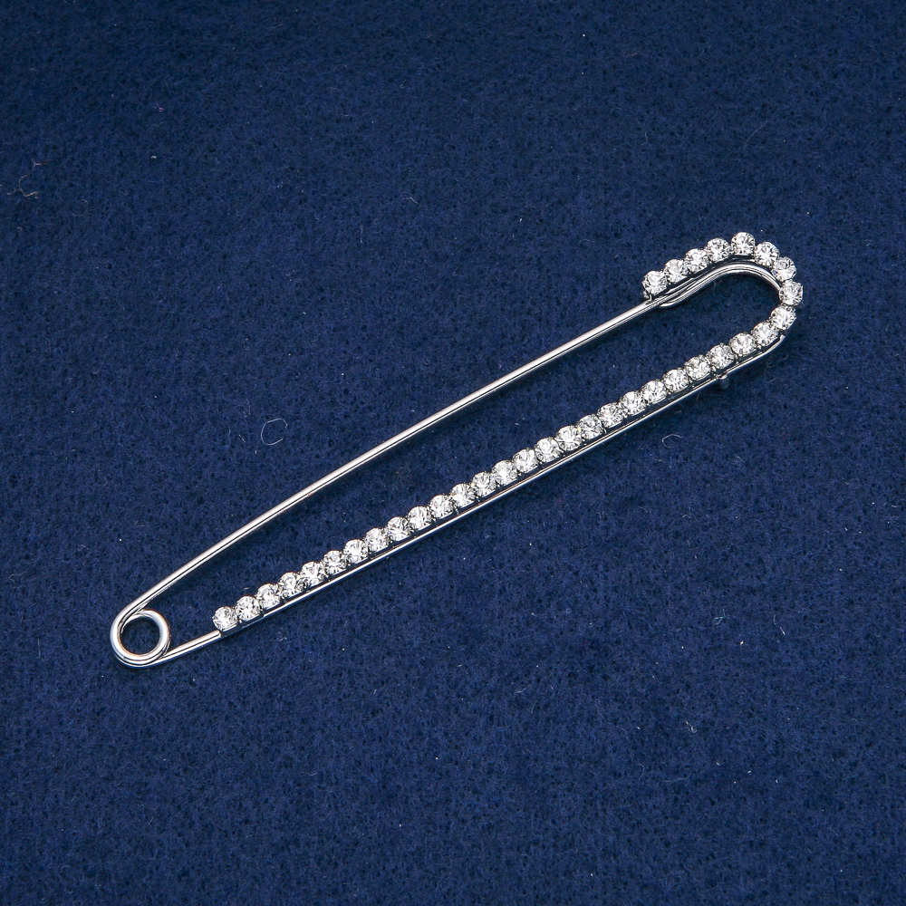 Broszka-spinka z szarymi kryształami, metal srebrzysty 16×101 mm