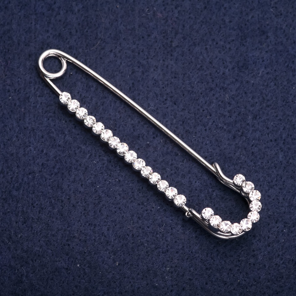Broszka-spinka z białymi kryształami 70×15 mm, srebrzysty metal
