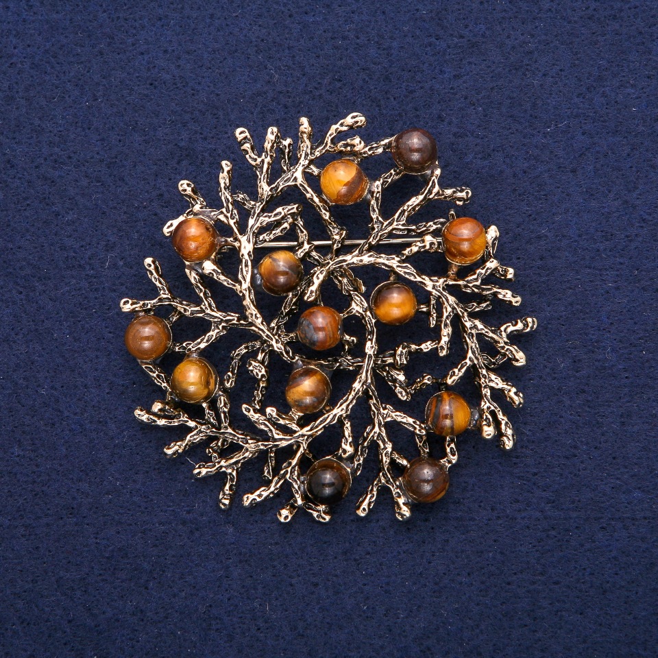 Broszka-wisiorek „Gałązki” z naturalnym kamieniem Oko Tygrysa, metal złocisty 60 mm