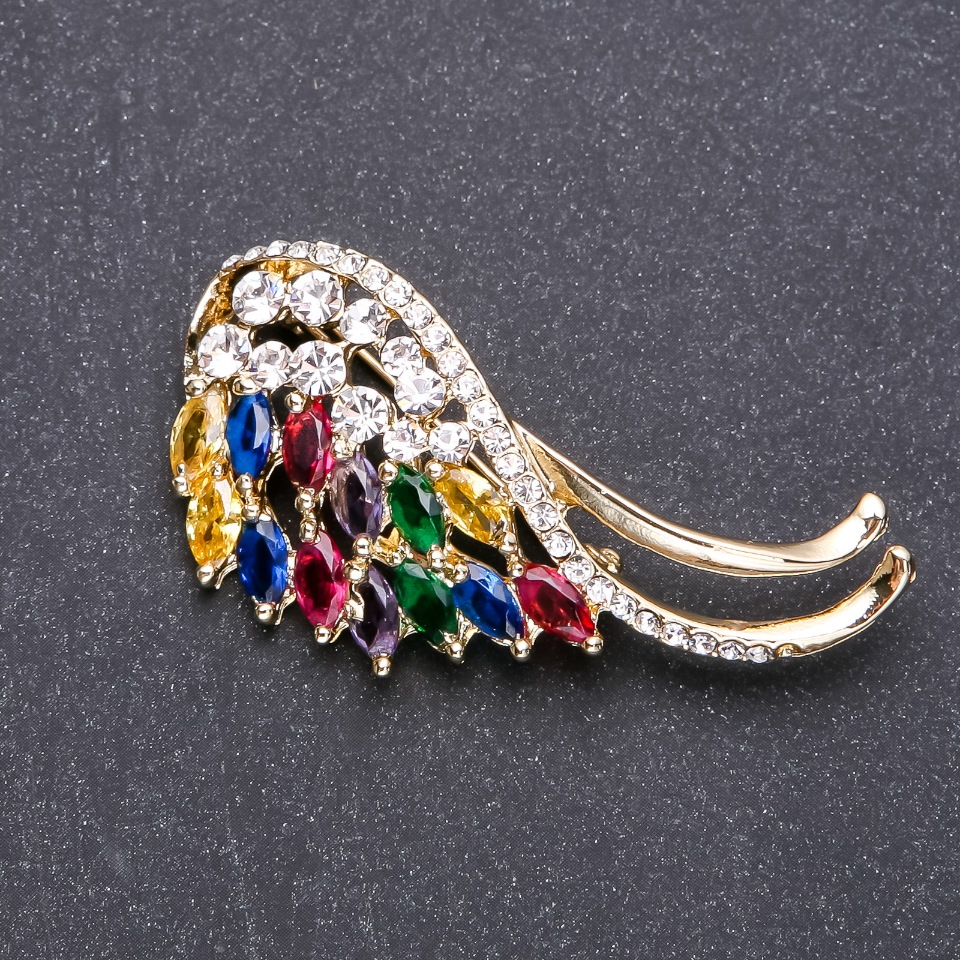 Broszka z różnobarwnymi kryształami, 55×25 mm, z żółtego metalu