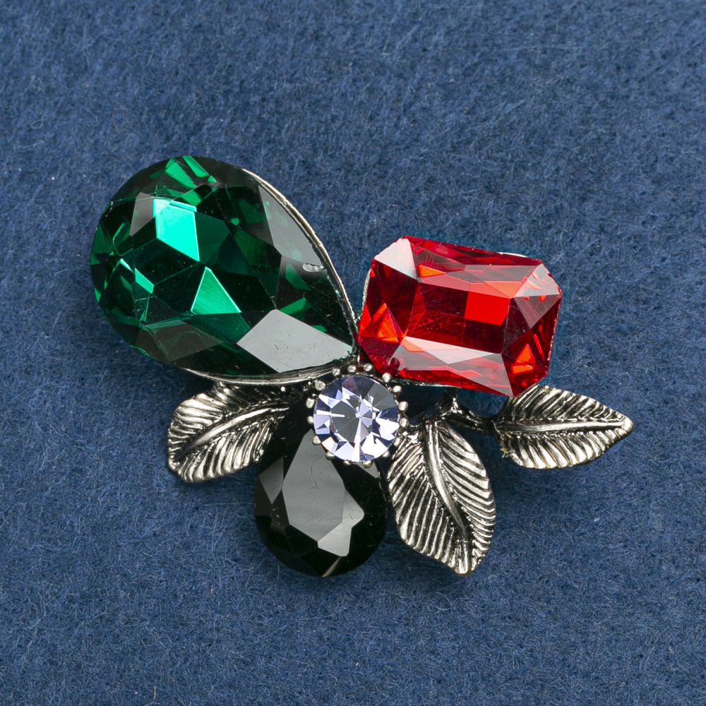 Broszka z listkami ze srebrzystego metalu z kryształami 55×35 mm +