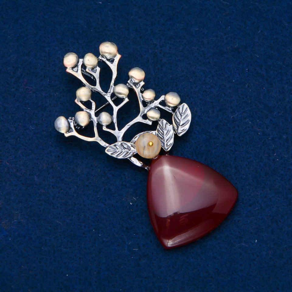 Broszka z karneolem 74×32 mm z koralikiem, srebrzysty metal z złotą powłoką