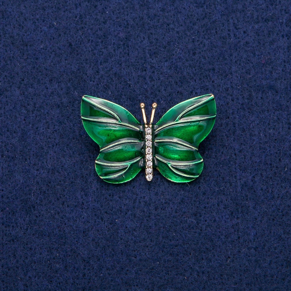 Broszka Motyl z zieloną emalią i kryształami 22×33 mm, metal złocisty