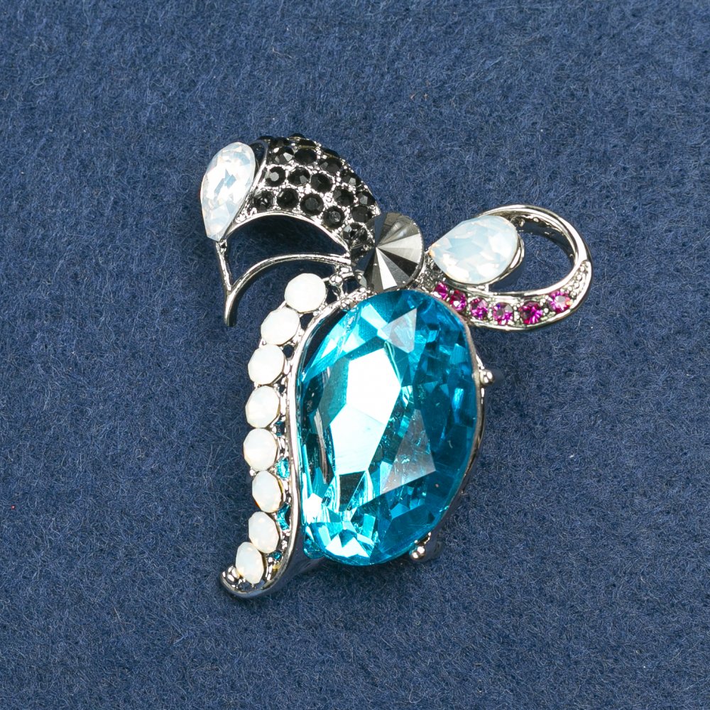 Broszka w formie kokardy, metal srebrzysty, ze strassów i kryształu 55×50 mm +