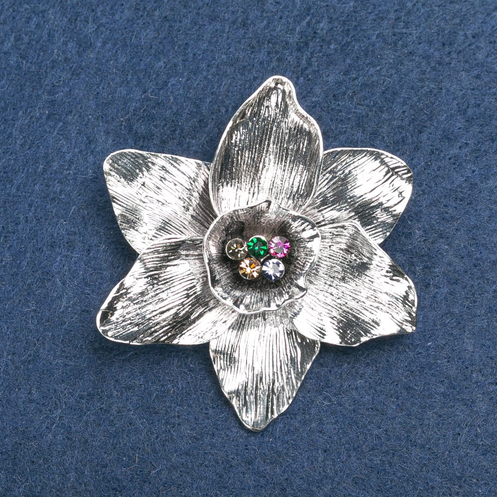 Broszka Kwiat ze srebrzystego metalu z kolorowymi kryształami, 50 mm +