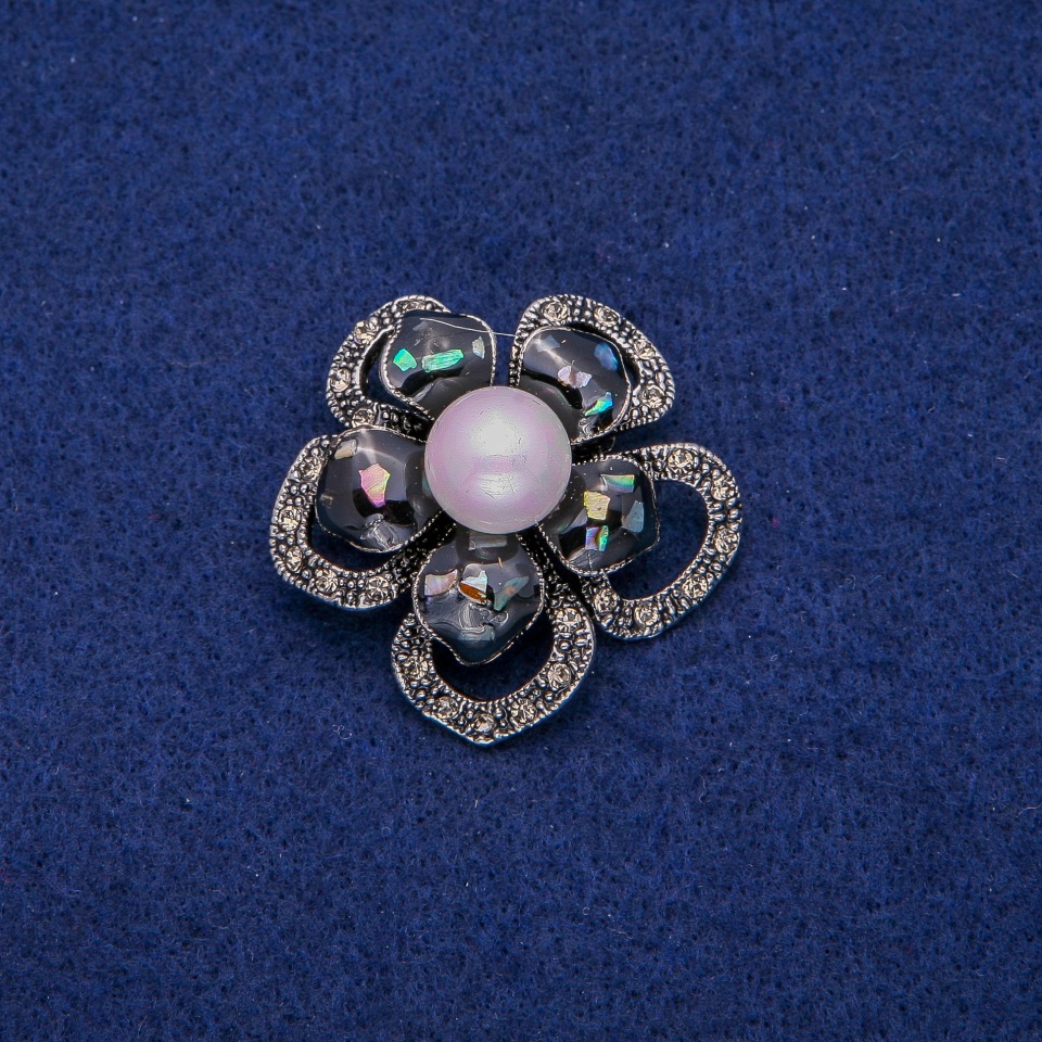 Broszka Kwiat z perłowym haliozytem i kryształami 36 mm, metal w kolorze srebra