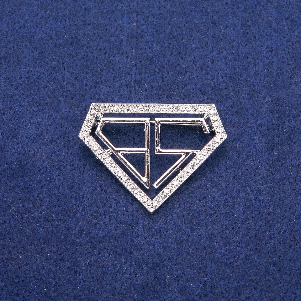 Broszka «Bakalavr» z białymi kryształami 30×40 mm, metal srebrzysty