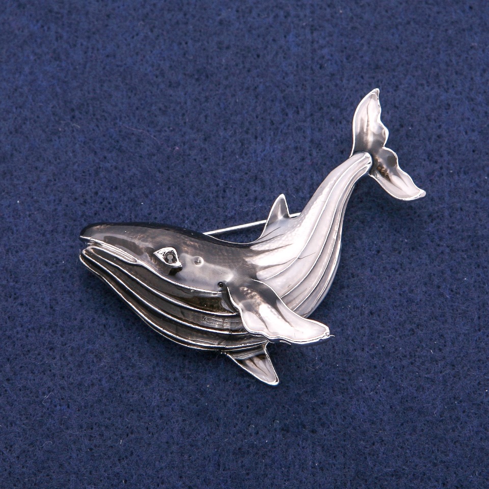 Broszka-kulon Kot z czarną i szarą emalią, srebrny metal 43×55 mm