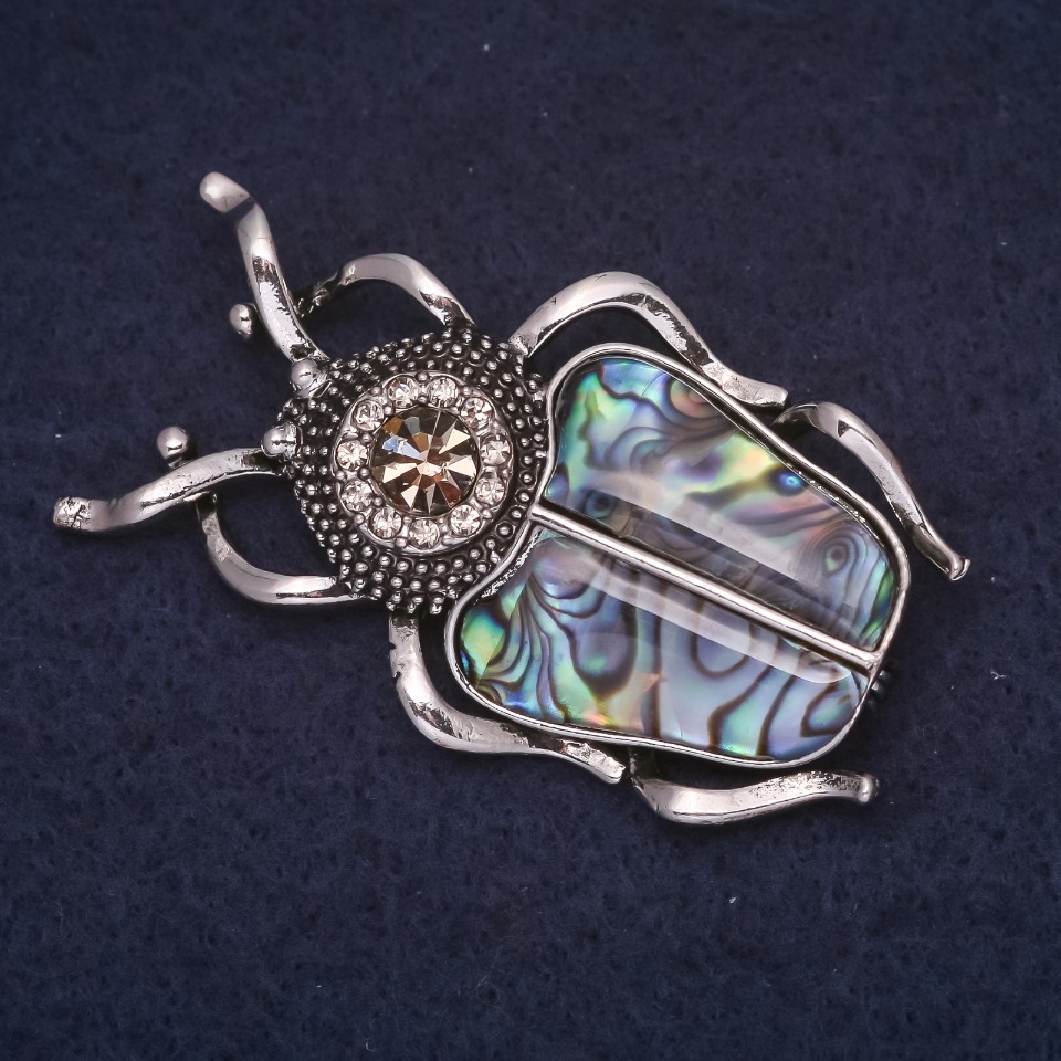 Broszka Żuk skarabeusz 50×30 mm, z kryształami, kolor satynowy, haliozyt zielony, metal srebrzysty