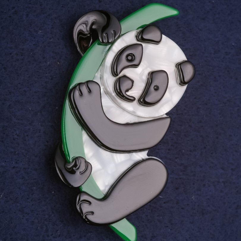 Broszka Panda z plastiku, kolor biały, czarny i zielony, 74×40 mm
