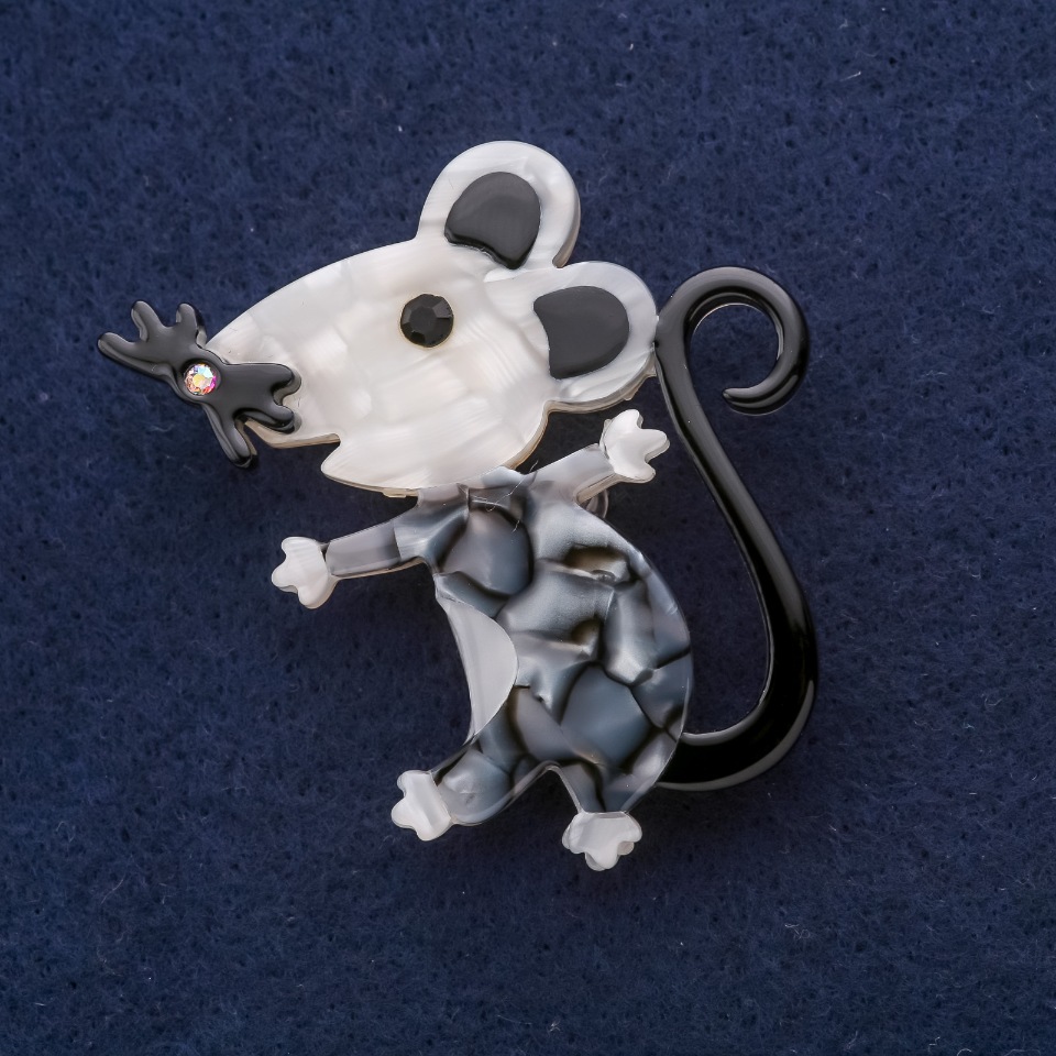 Broszka w kształcie myszy z masą perłową, 52×48 mm, szary metal