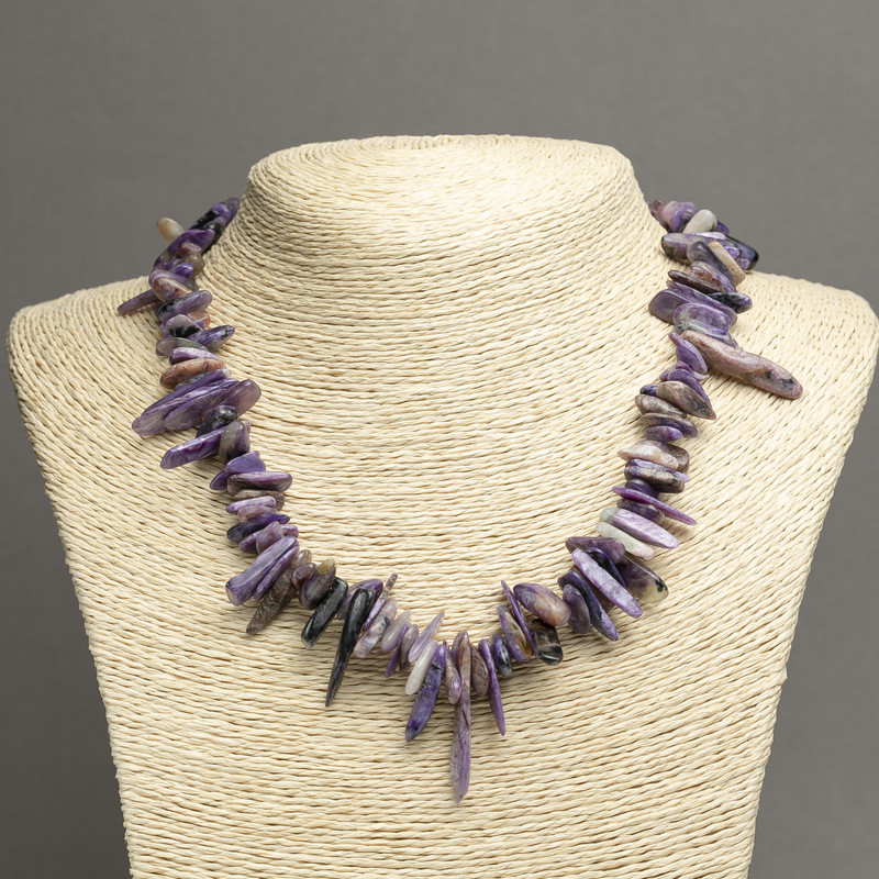 Naszyjnik z naturalnego kamienia charoit – fragment „Igła”, średnica 15×3 mm, długość około 45 cm