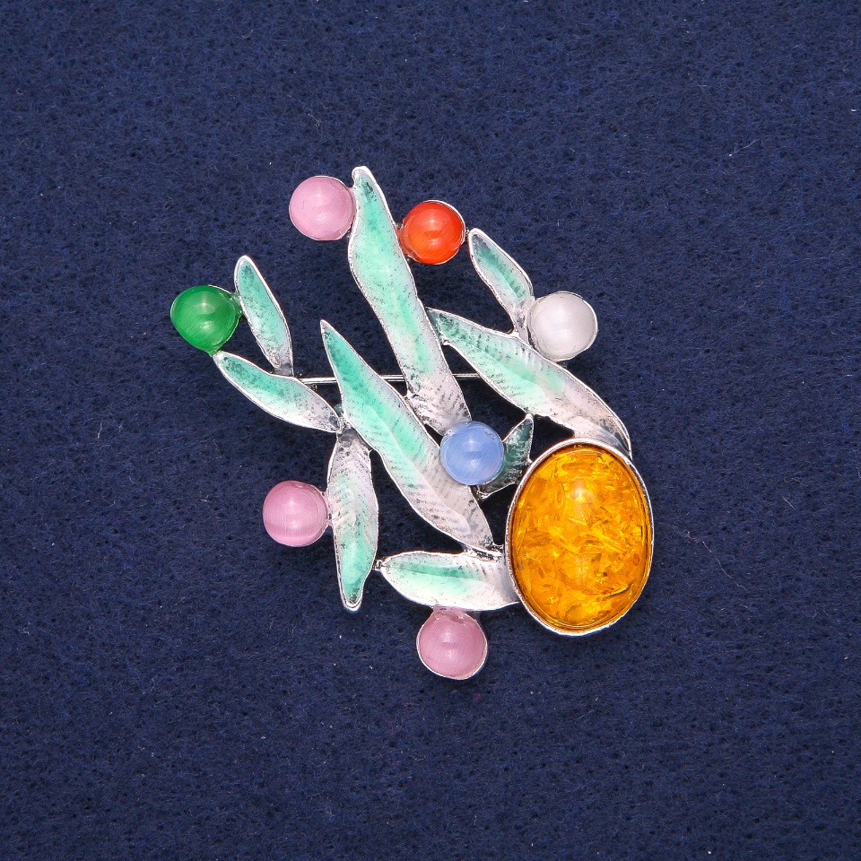 Broszka Listki bursztynu i kocie oko (sztuczny) zielona emalia, metal srebrzysty 38×53 mm