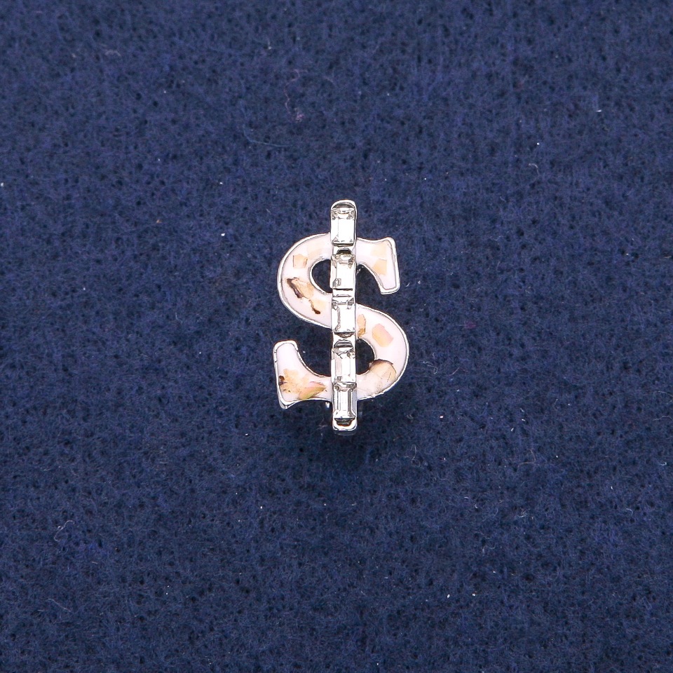 Broszka «Dolar» z białą emalią i perłowym haliozytem 12×21 mm