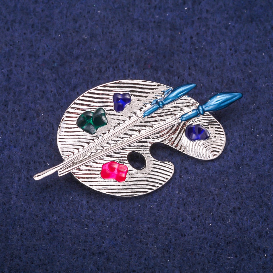 Broszka w formie palety z emalią, metal srebrzysty 26×50 mm