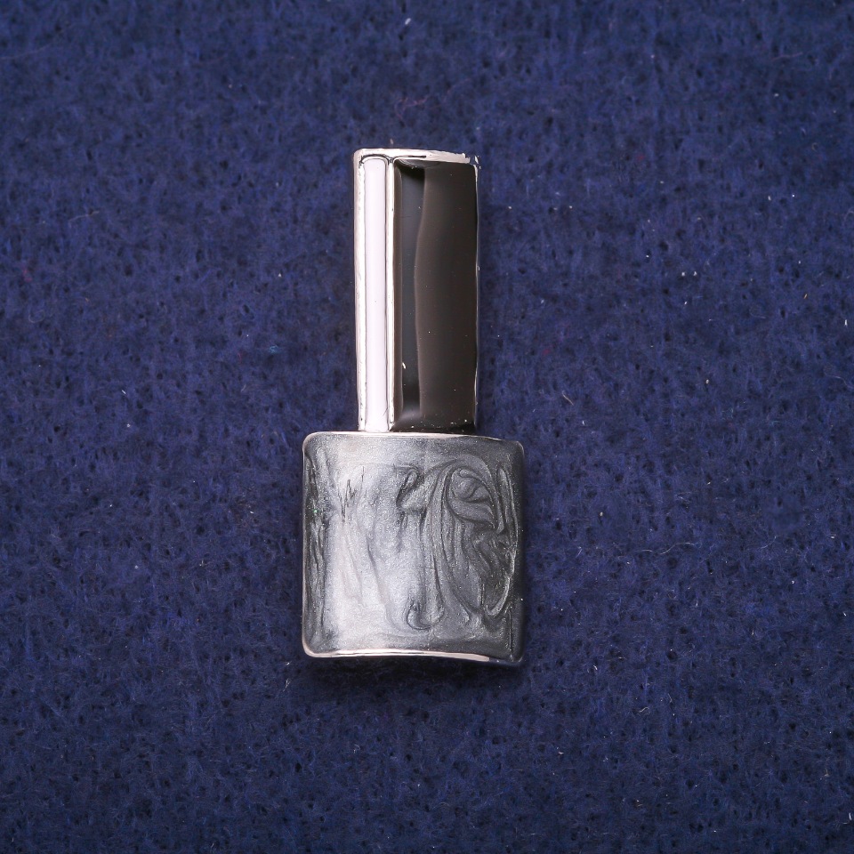Broszka Lak – szara, czarna i biała emalia, metal srebrzysty 18×39 mm