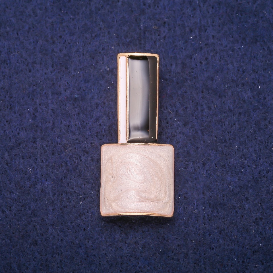 Broszka Lak perłowy, czarna i biała emalia, metal złoty 18×39 mm