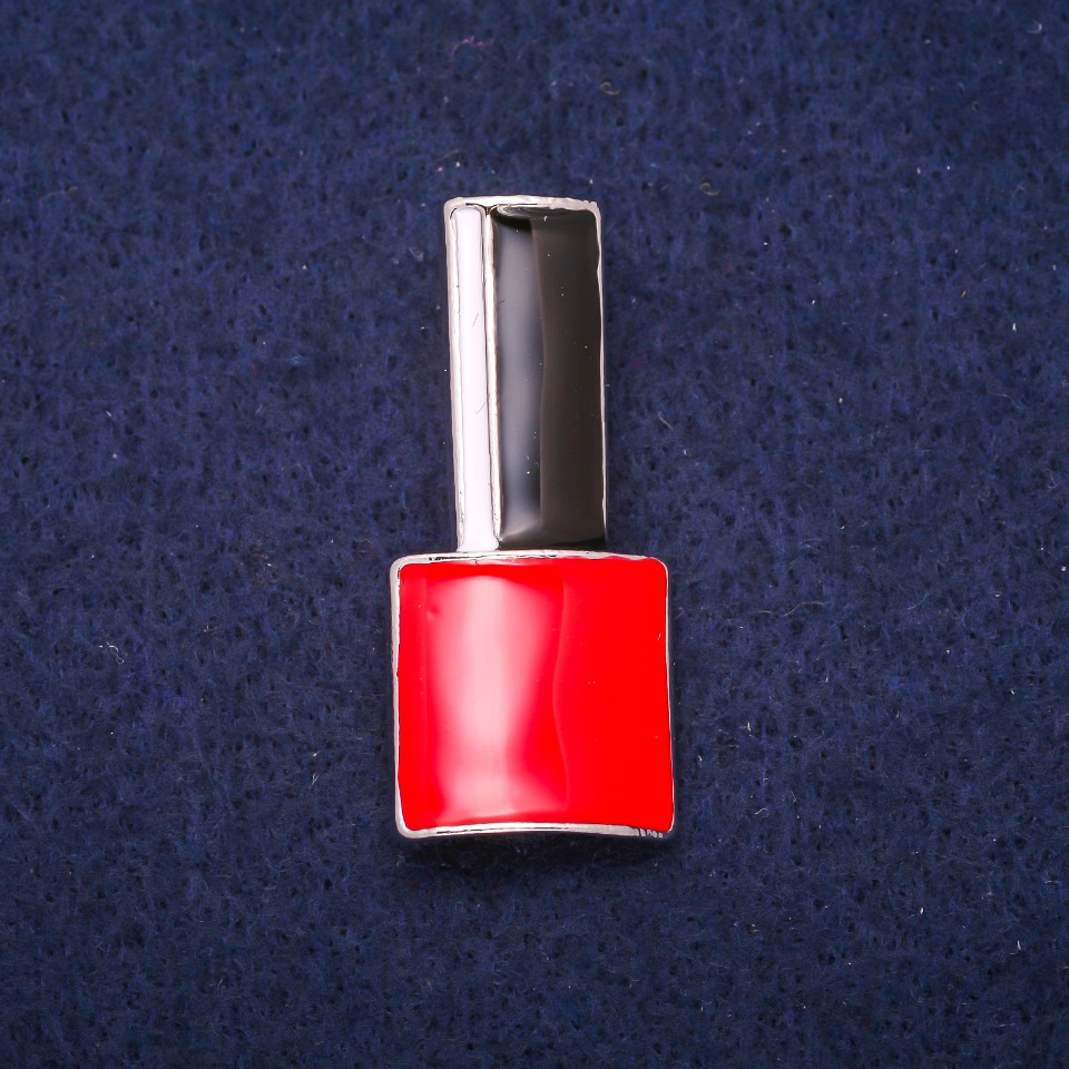 Broszka Lak czerwona, czarna i biała emalia, metal srebrzysty 18×39 mm