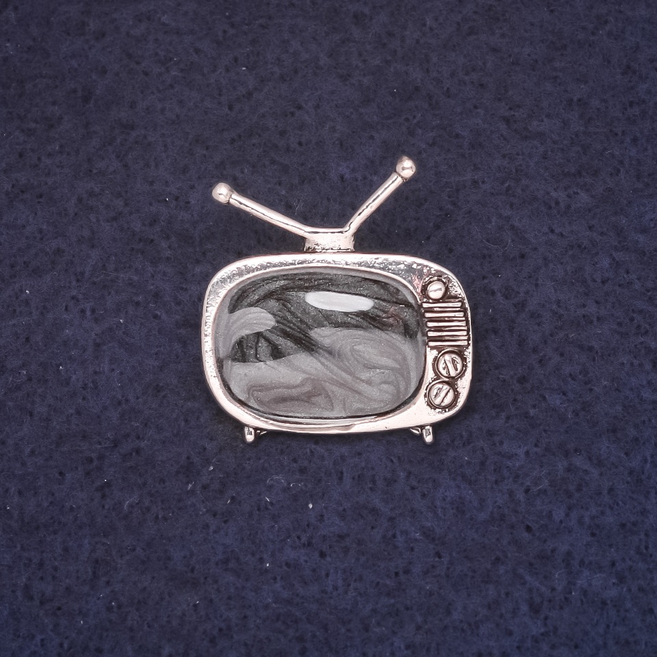 Broszka Telewizor 25×28 mm, emalia czarna, metal srebrzysty