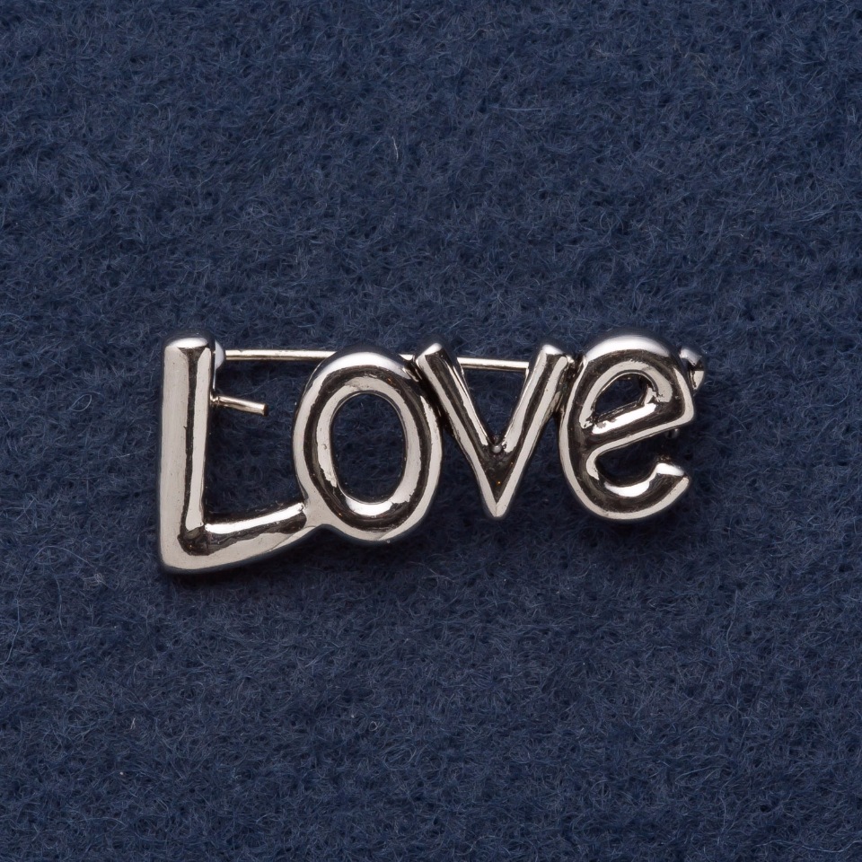 Broszka "LOVE" 3×1,5 cm z szarego metalu