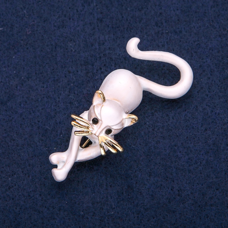 Broszka Kotek szara emalia, złoty metal 25×55 mm