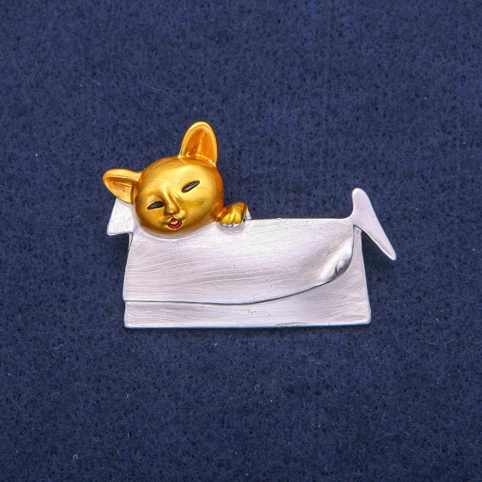 Broszka "Kotek w torebce" z perłową i złotą emalią, srebrny metal 33×45 mm