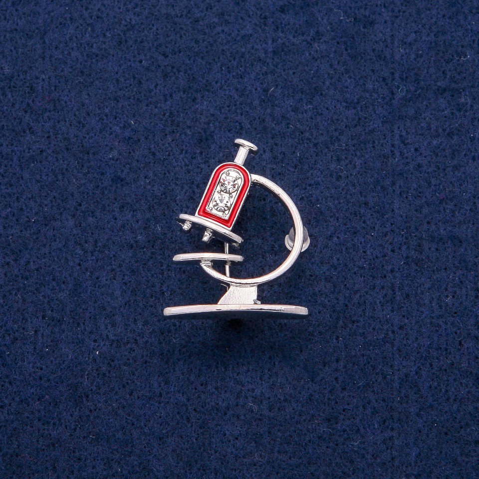 Broszka Mikroskop z emalią i kryształami, 24×31 mm, metal srebrzysty