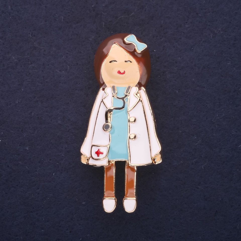 Broszka Lekarz, emalia, kolor biało-niebieski, 49×22 mm, metal złocisty