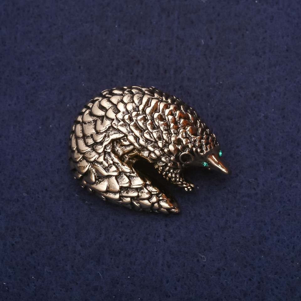Broszka Pangolin 38×28 mm z żółtego metalu
