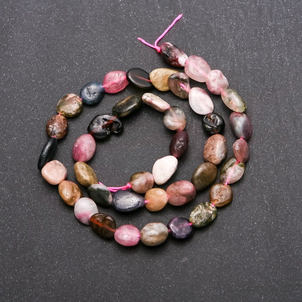 Koraliki z turmalinu fasetowane na nitce, średnica 8x10 mm, długość 38 cm