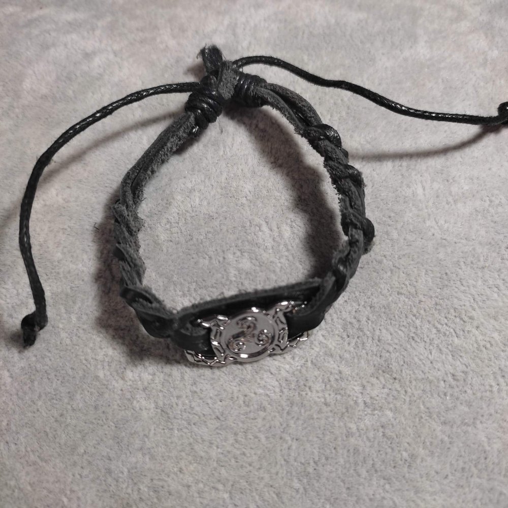 Bransoleta z metalową wstawką Assorti, długość 18–22 cm, grubość 10 mm, skóra ekologiczna kolor czarny na regulowanym zapięciu