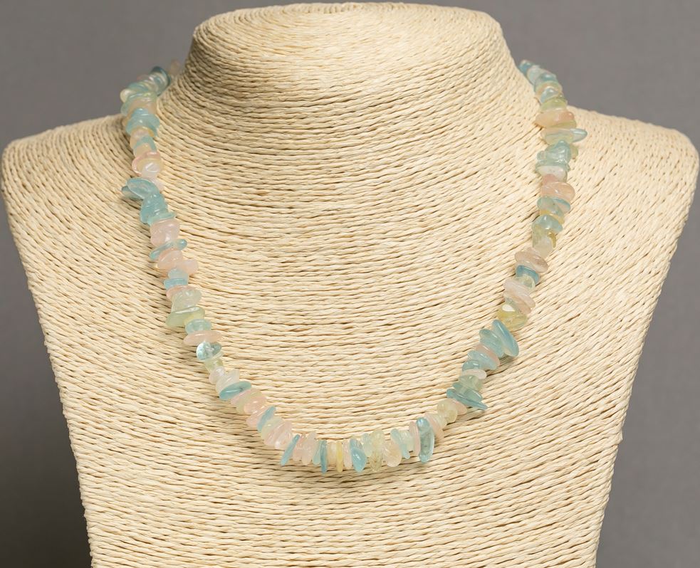 Naszyjnik z morganitu, naturalny kamień, drobne kawałki o średnicy 6–12×2–5 mm, długość 44–46 cm +