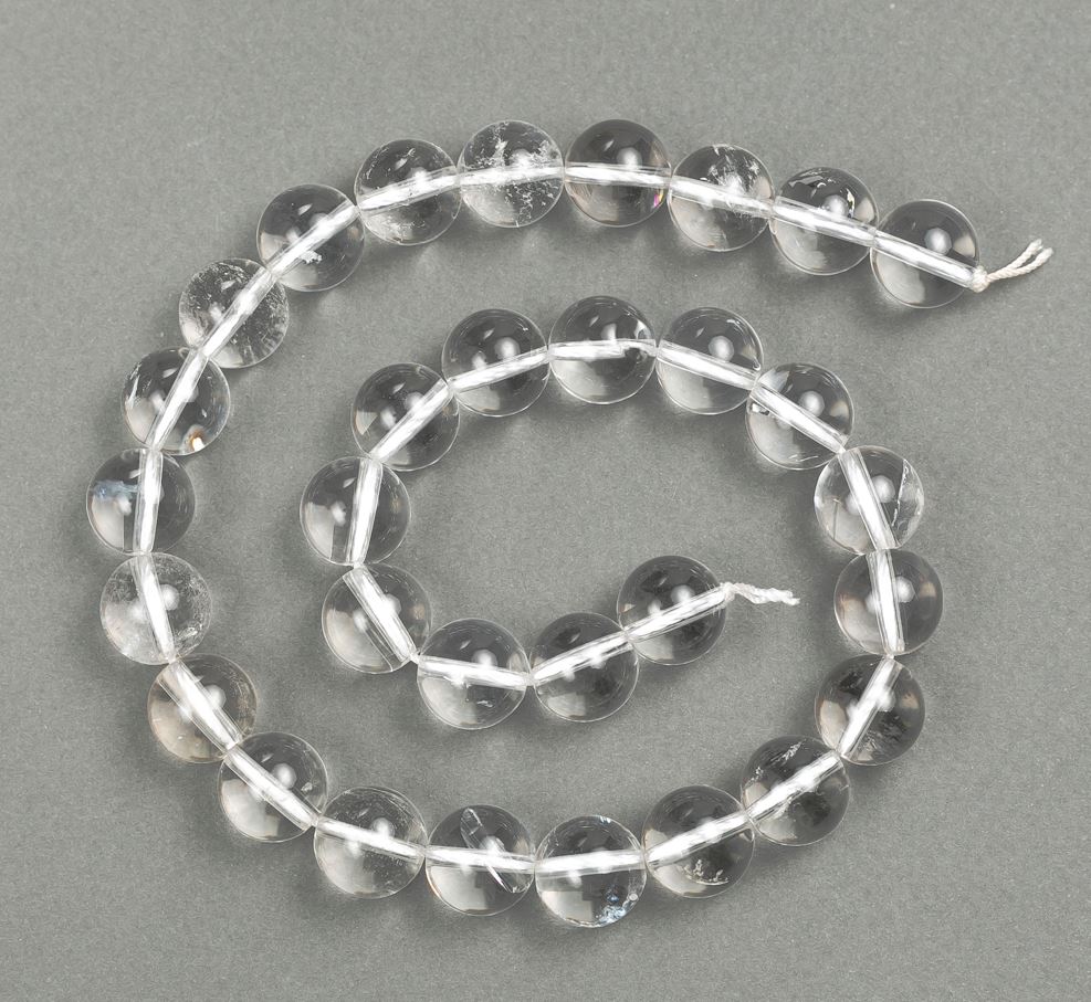 Koraliki z kryształu górskiego na nitce — gładkie kulki, średnica 12 mm, długość 37 cm